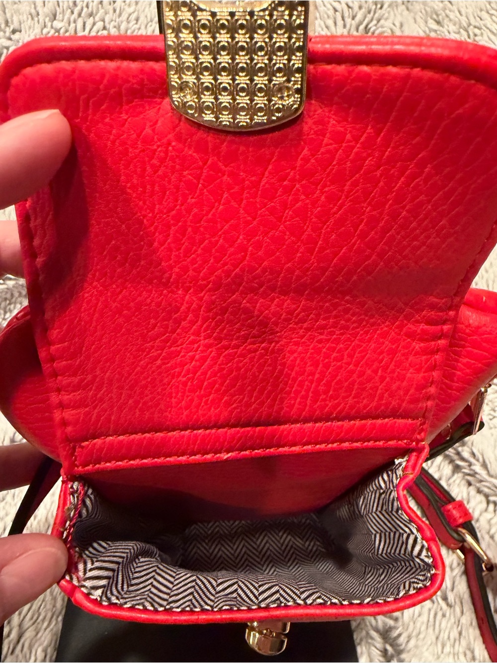 Compact Red Leather Crossbody Bag with Gold-Tone Clasp - Picture 7 of 13